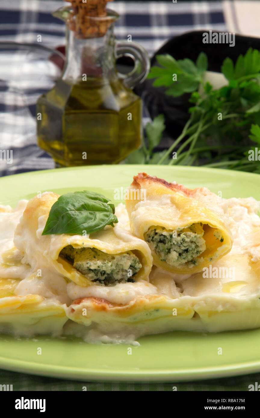 Italienisches Essen - Cannelloni Stockfoto