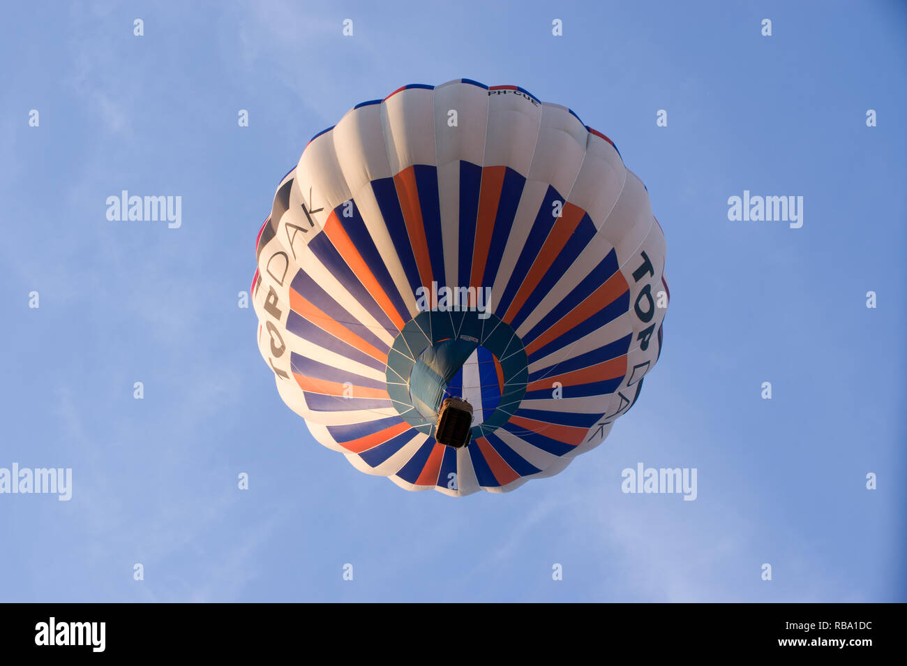 Arnhem, Niederlande - 21. Mai 2017: Heißluftballon gesehen unter Stockfoto
