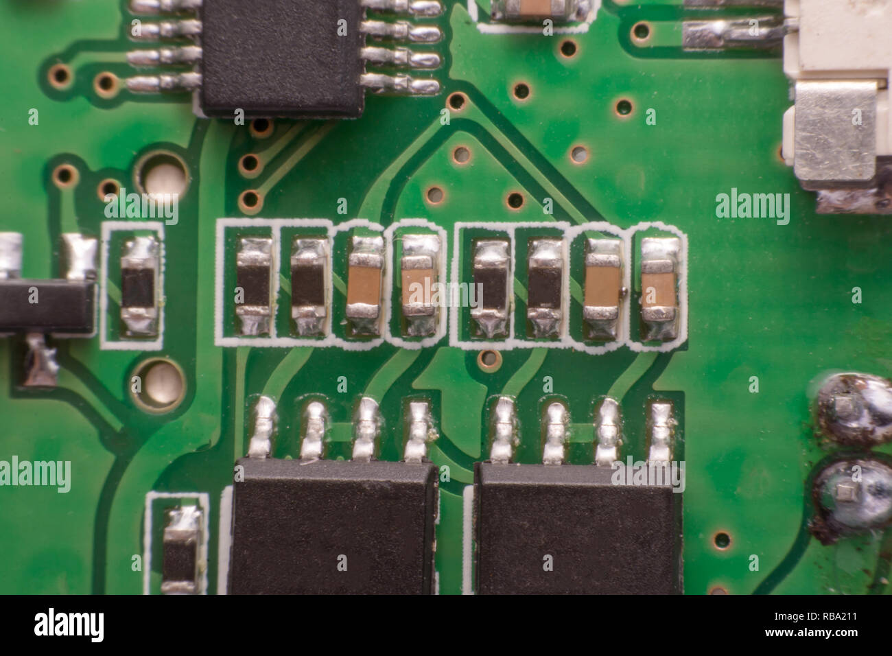 Closeup elektronische Hardware. Widerstände und Kondensatoren Montage auf der Leiterplatte Stockfoto