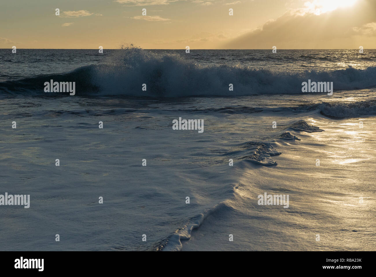 Der Ozean am Kekaha Beach Park, Kauai, Hawaii. Stockfoto