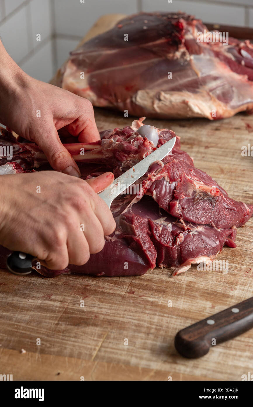 Metzger Vorbereitung wild Fleisch bei der Gog Hofladen, Stapleford, Cambridge, Cambridgeshire Stockfoto