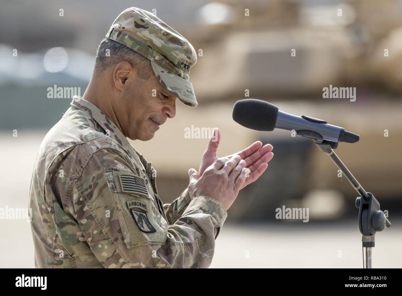 Generalleutnant Michael Garrett, der kommandierende General der US-Army Central, begrüßt offiziell die 29. Infanterie Division während einer Zeremonie, Dez. 19, 2016 im Camp Arifjan, Kuwait. Die 29 Infanterie Division ist organisiert, um Aufsicht zu rund 18.000 Soldaten im Bereich US-Army Central von Operationen zur Verfügung zu stellen, die größte Anzahl von Truppen der Befehl der seit dem Ende des Zweiten Weltkriegs stattgefunden hat Stockfoto