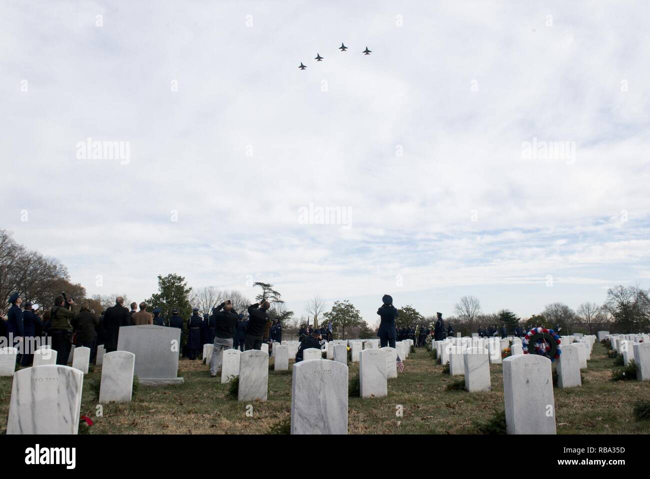 F-16 ein Fly-over oben Abschnitt 60 von Arlington National Friedhof während der GRAVESIDE Service ausführen für die US Air Force Maj. Troy "Trojaner" Gilbert, Dez. 19, 2016 in Arlington, Virginia. Gilbert's F-16 an November 27, 2006 abgestürzt. Nach dem Unfall, US-Streitkräfte eingezogen-DNA, die genügend Informationen Gilbert Positiv zu identifizieren. Sein Begräbnis, mit vollen militärischen Ehren, Dez. 11, 2006 folgte, auf dem Arlington National Cemetery. Im September 2012, einige zusätzliche, aber sehr begrenzt, Überreste wurden wiederhergestellt und in einem zweiten service Dez. 11, 2013 beigesetzt. Anfang des Jahres hat die Mehrheit der Hi Stockfoto