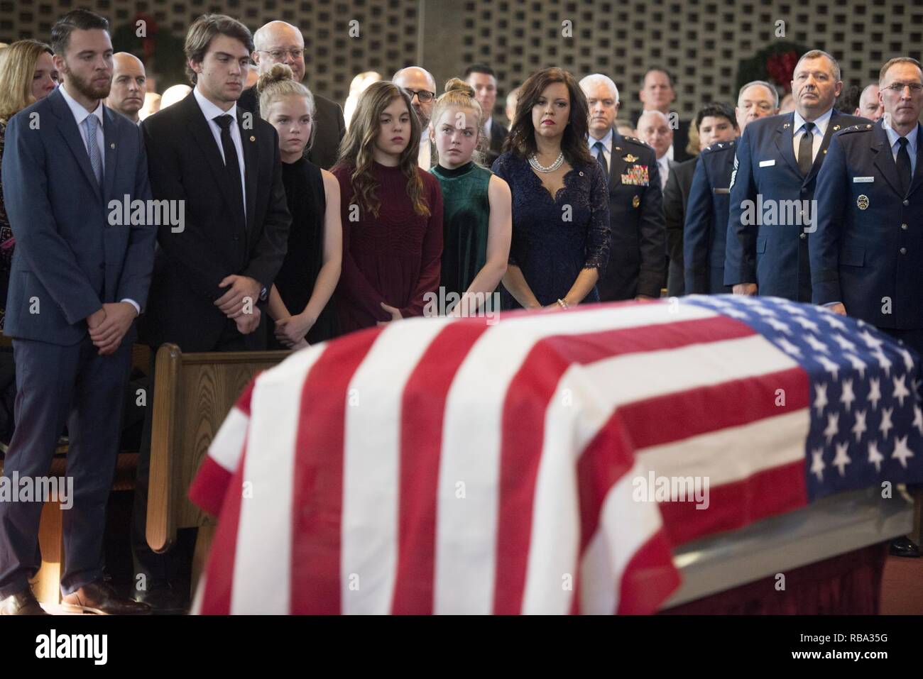 Ingwer Gilbert Ravella, sechster von links, steht neben ihren fünf Kindern während der Trauerfeier für ihren Ehemann, US Air Force Maj. Troy "Trojaner" Gilbert, in der Gedenkkapelle auf gemeinsamer Basis Myer-Henderson Hall, 31.12.19, 2016 in Arlington, Virginia. Nach der Kapelle, seine Überreste in Abschnitt 60 von Arlington National Cemetery begraben wurden. Gilbert's F-16 stürzte am Nov. 27, 2006. Nach dem Unfall, US-Streitkräfte eingezogen-DNA, die genügend Informationen Gilbert Positiv zu identifizieren. Sein Begräbnis, mit vollen militärischen Ehren, Dez. 11, 2006 folgte, auf dem Arlington National Cemetery. Stockfoto