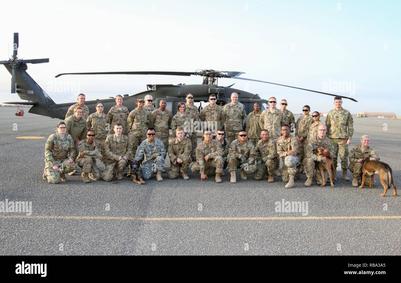 Us-Army Central Soldaten posieren für ein Gruppenfoto während einer medizinischen Ausbildung Veranstaltung Dez.19, 2016 in Camp Arifjan, Kuwait. Die Ausbildung einer einleitenden Lektion für medizinisches Personal, das Vertrautmachen mit militärischen Arbeitshunde, Wurf Training, Ausbildung und medizinische Evakuierung Training. Stockfoto