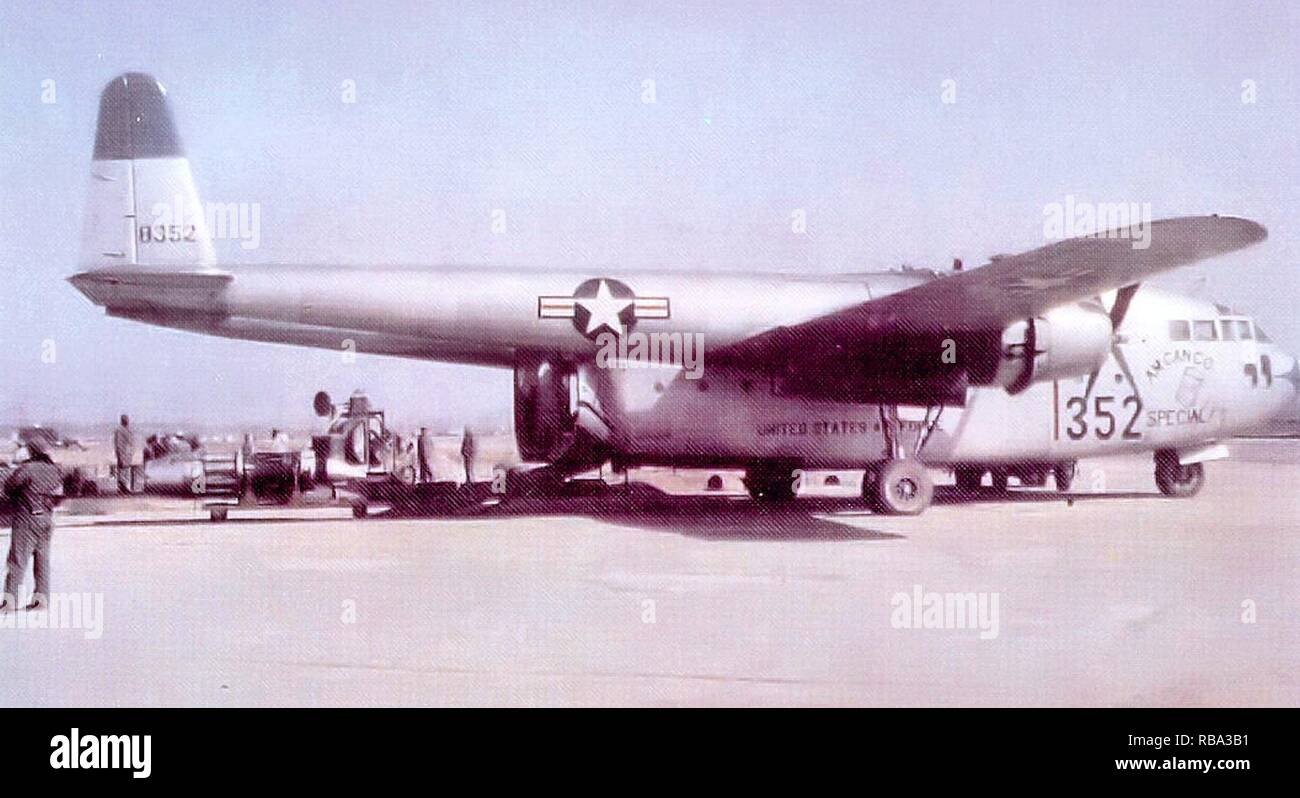 Ein frühes Foto des 314. Troop Carrier Group B Fairchild C-119 Flying Boxcar #48-352 Betriebssystem von einer Basis in Südkorea im Jahr 1953. Dies ist der genaue C-119, die mit der Luft Mobilität Befehl Museum von Dover Air Force Base, Del transportiert wird, für die Wiederherstellung und das Display. Stockfoto