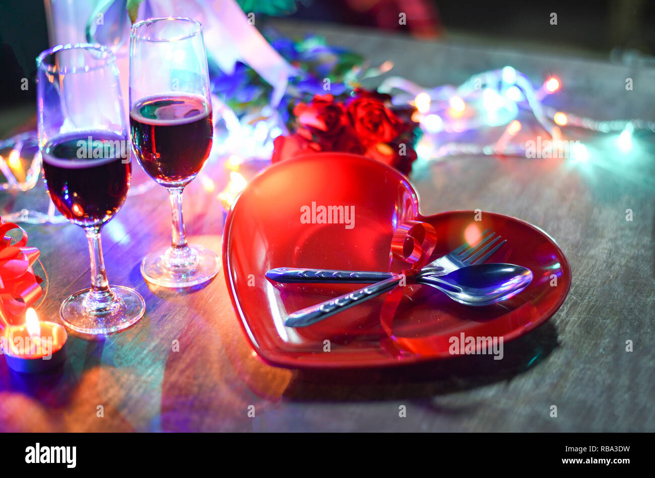 Valentines Abendessen Romantische Liebe Konzept Romantisch Gedeckten Tisch Mit Gabel Loffel Auf Herz Platte Champagner Glas Wein Rosen Mit Kerzenlicht Dekoriert Stockfotografie Alamy