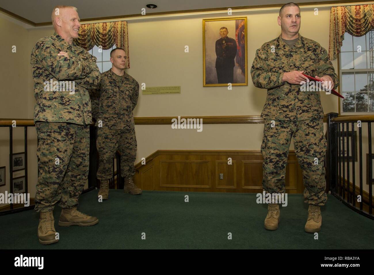 Us Marine Corps Sgt. Maj. Scott D. Grade, rechts, Sergeant Major, Marine Corps Installationen Osten, gibt seine Erläuterungen während seiner reenlistment Zeremonie, Camp Lejeune, N.C., Dez. 20, 2016. Grade reenlisted nach 26 Jahren des Herrn Abgeordneten und treuen Dienst. Stockfoto