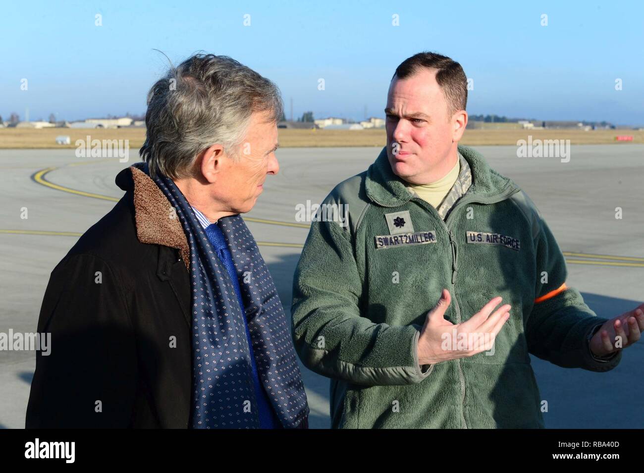 David McKean, Links, US-Botschafter in Luxemburg, erhält ein Briefing von Oberstleutnant Justin Swartmiller, rechts, 726Th Air Mobility Sqaudron Commander, über den Zweck und die Fähigkeiten der Einheit in Spangdahlem Air Base, Germany, Dez. 20, 2016. Dies war der erste Besuch von McKean die Basis, während die Führung ihm über die Sabre Nation Mission und unterschiedliche Fähigkeiten unterrichtet. McKean war als Botschafter in März 2016 vereidigt. Stockfoto