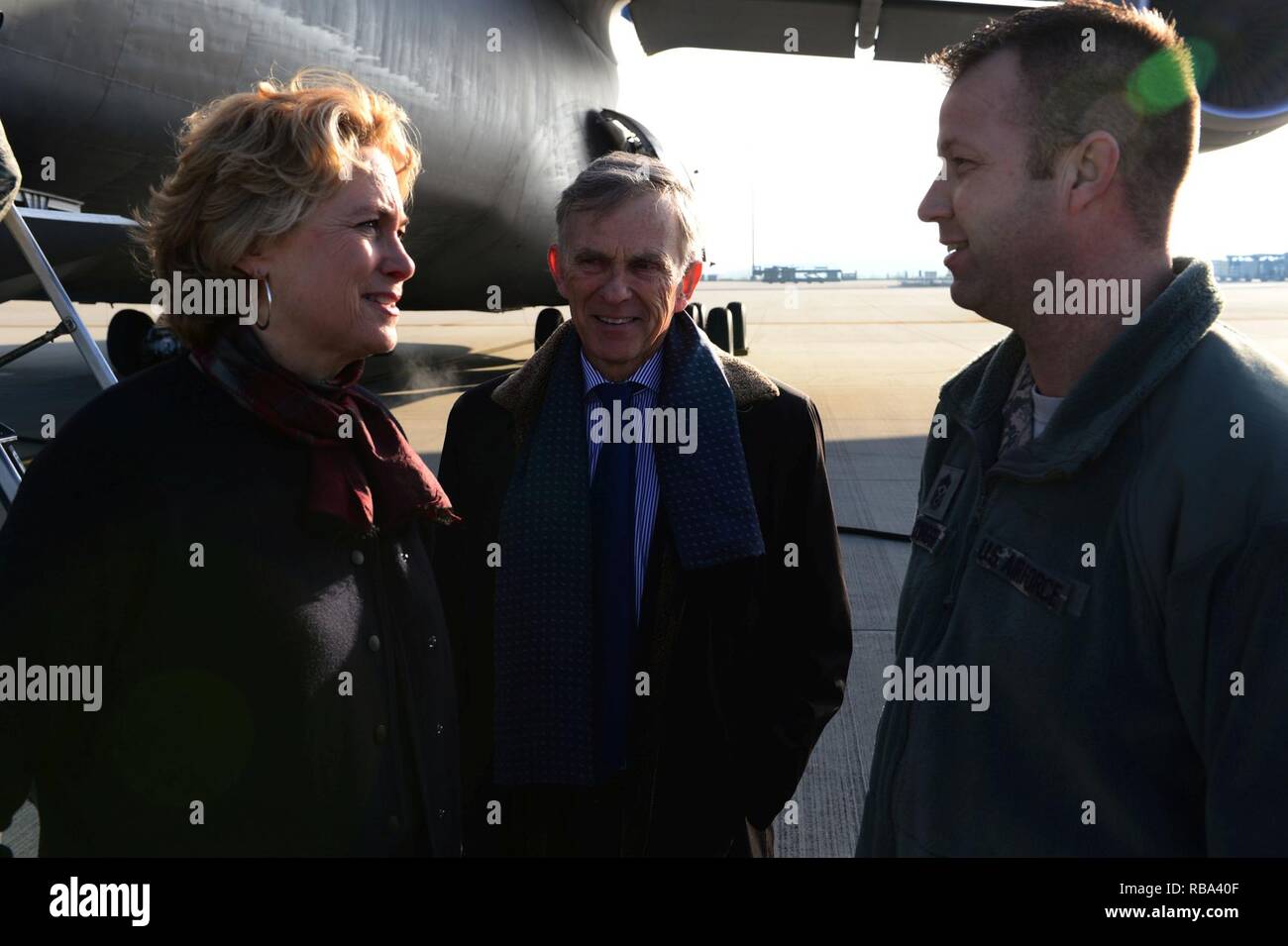 David McKean, Mitte, US-Botschafter in Luxemburg, und seine Frau Kathleen Kaye, Links, sprechen Sie mit Chief Master Sgt. Edwin Ludwigsen, rechts, 52nd Fighter Wing command Chief, auf der Flightline in Spangdahlem Air Base, Germany, Dez. 20, 2016. Dies war der erste Besuch von McKean die Basis, während die Führung ihm über die Sabre Nation Mission und unterschiedliche Fähigkeiten unterrichtet. McKean war als Botschafter in März 2016 vereidigt. Stockfoto