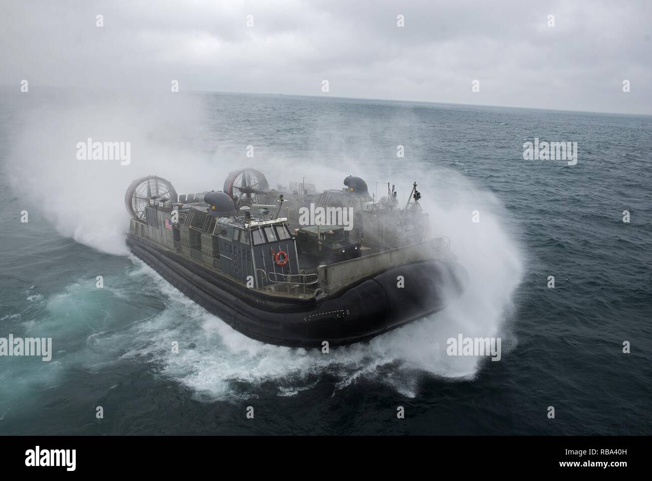Atlantik (31. 20, 2016) eine Landing Craft, Luftpolster debarks vom Deck des Amphibious Assault ship USS Wasp (LHD1). Wasp wird als Teil der Wasp Amphibious Ready-Gruppe, die die 22 Marine Expeditionary Unit offloading nach Abschluss einer sechsmonatigen Einsatz in die USA am 5. und 6 Flotte Bereiche bereitgestellt ist. Stockfoto