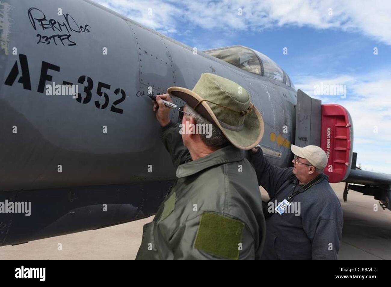 Ein veteran Stifte seine Unterschrift auf ein QF-4 Phantom während der "Haustier der Jet" Teil des Phinal Phlight Veranstaltung Gedenkfeier in Holloman Air Force Base, N.M., am Dez. 21, 2016. Die QF-4 Phantom rund 145 unbemannte Einsaetze geflogen hat. Stockfoto