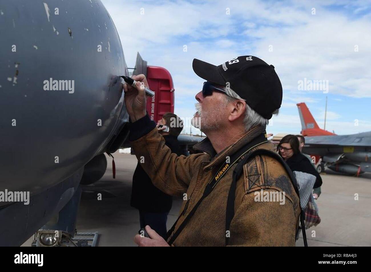 Ein veteran Zeichen seinen Namen auf ein QF-4 Phantom während der "Haustier der Jet" Teil des Phinal Phlight Veranstaltung Gedenkfeier in Holloman Air Force Base, N.M., am Dez. 21, 2016. Die QF-4 Phantom rund 145 unbemannte Einsaetze geflogen hat. Stockfoto