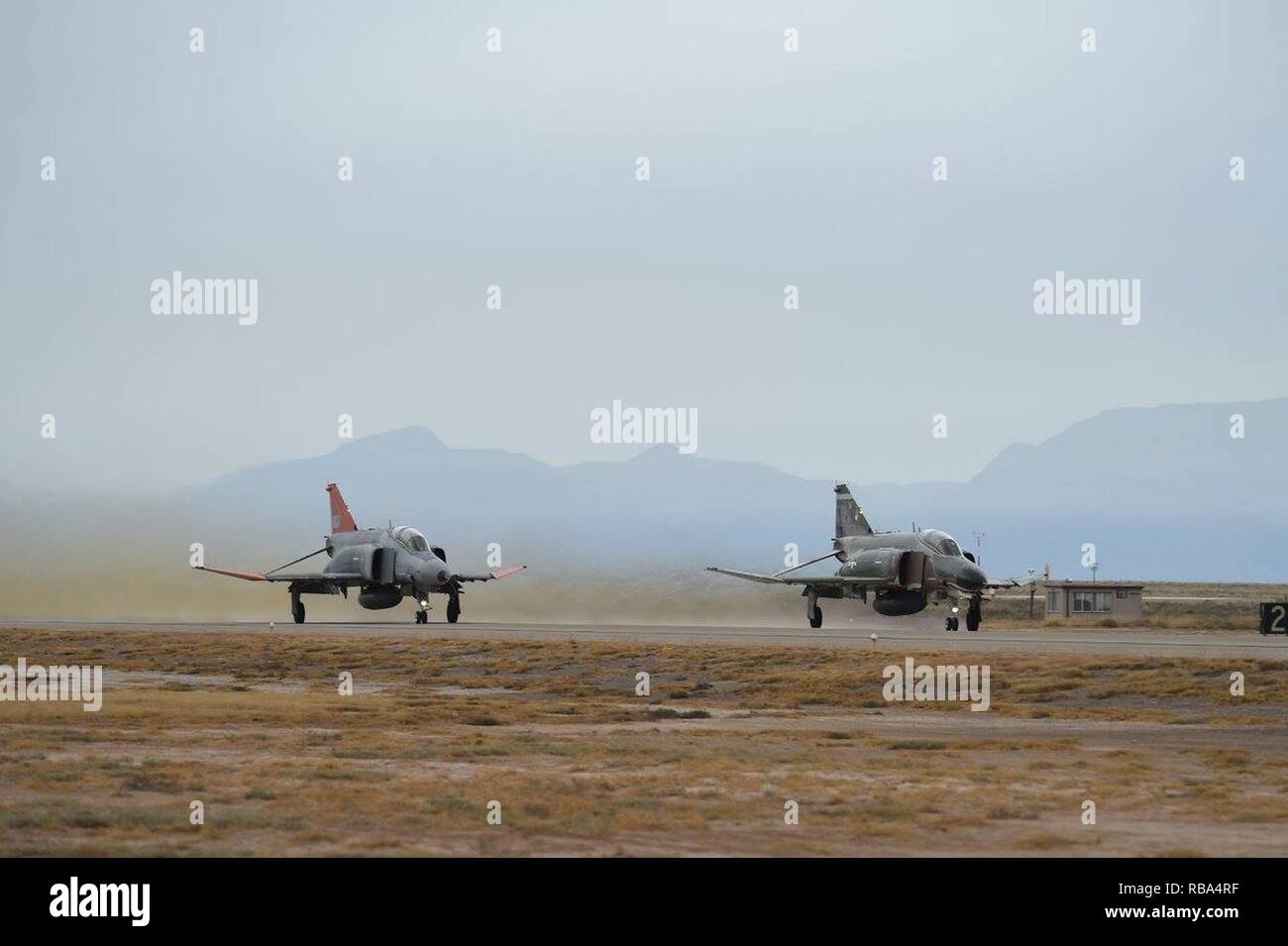 Flieger von der 82nd Aerial Target Squadron, Det. 1 Holloman Air Force Base, NM. Gastgeber der letzte Flug der QF-4 Phantom als Teil der Phinal Phlight Zeremonie am Dez. 21, 2016. Die Zeremonie gedacht und zog sich die QF-4 Phantom nach 53 Jahren im Dienst für die Air Force. Stockfoto