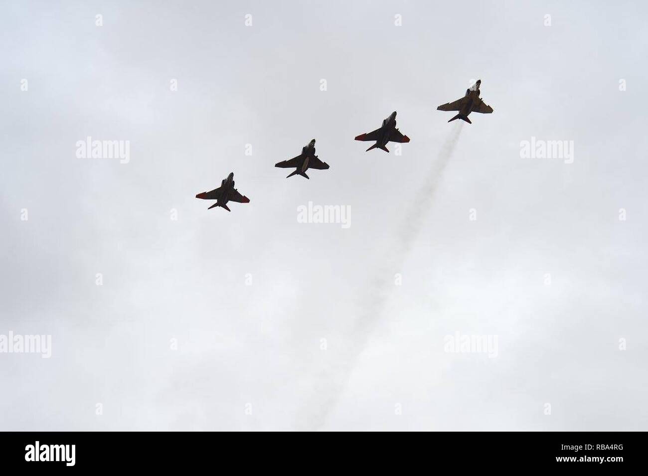 Flieger von der 82nd Aerial Target Squadron, Det. 1 Holloman Air Force Base, NM. Gastgeber der letzte Flug der QF-4 Phantom als Teil der Phinal Phlight Zeremonie am Dez. 21, 2016. Die Zeremonie gedacht und zog sich die QF-4 Phantom nach 53 Jahren im Dienst für die Air Force. Hunderte Menschen nahmen an der Veranstaltung teil, die eine Antenne Demonstration. Stockfoto