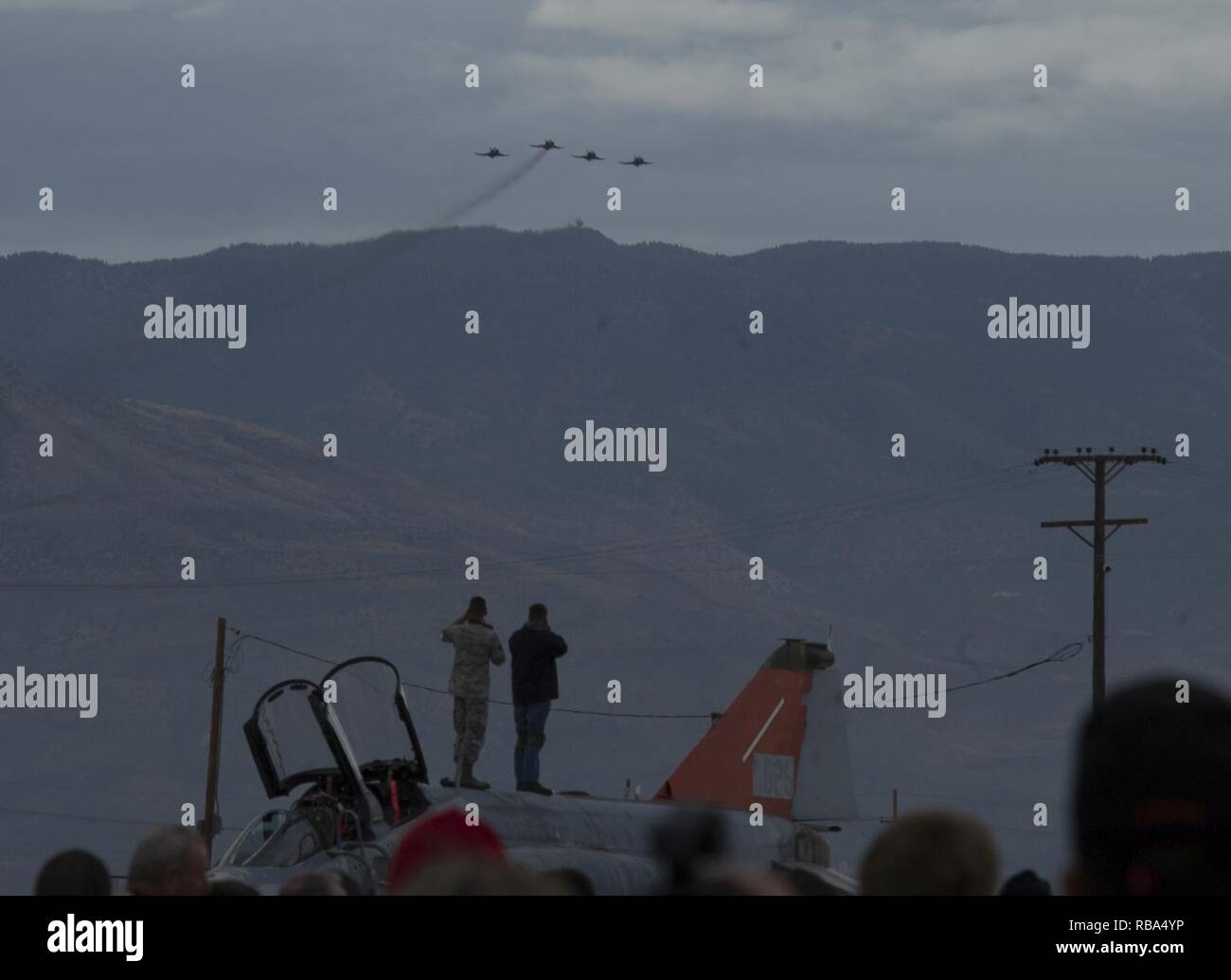 Hunderte von Leute beobachten, die eine Bildung von QF-4 Phantom während der QF-4 Phinal Phlight Veranstaltung Dez. 21, 2016 Holloman Air Force Base, NM. Die Veranstaltung umfasste eine Demonstration, formale Ruhestand Festakt und einem "pet-Jet'expo mit statischen Displays der QF-4 Phantom, QF-16 Fighting Falcon und E-9 "Widget" das Ende der 53 Jahre des Flugzeugs der Air Force zu markieren. Stockfoto