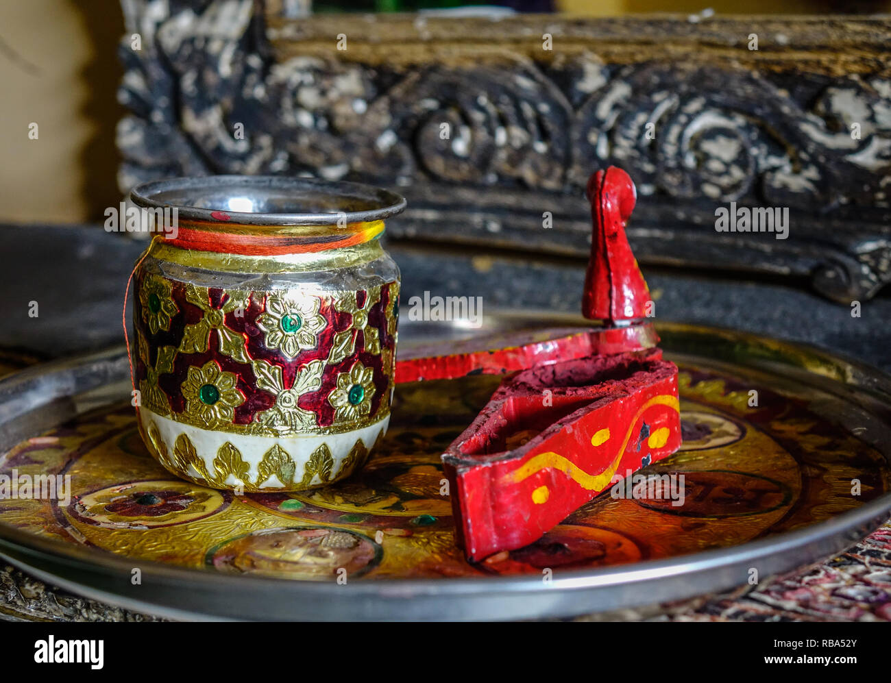 Antike Holz- Glas auf den Tisch und ländliche Haus in Jaipur, Indien. Stockfoto