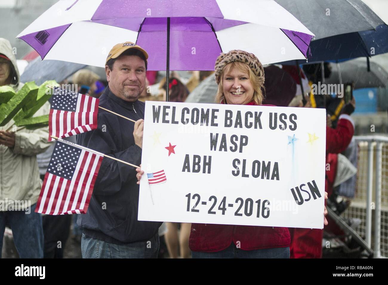 NORFOLK (31. 24, 2016) Familienmitglieder warten Ihre Sailor zu begrüßen als Amphibisches Schiff USS Wasp (LHD 1) an der Naval Station Norfolk kommt als Teil der Wasp Amphibious Ready Gruppe (WSP ARG) Heimkehr nach einem sechsmonatigen Einsatz zur Unterstützung der Maritime Security Operations und Theater Sicherheit Zusammenarbeit in Europa und im Nahen Osten. WSP ARG umfasst Commander, Amphibischen Squadron 6; USS Wasp (LHD1); USS San Antonio (LPD-17); USS Langley (LSD 41) und 22 Marine Expeditionary Einheit (MEU). # Startseite 4 TheHolidays Stockfoto