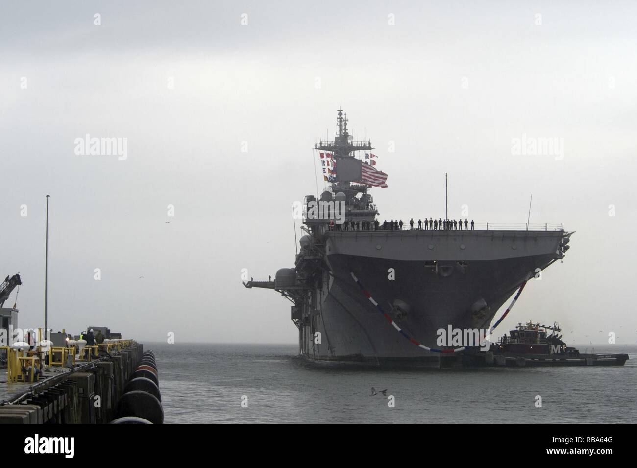 NORFOLK (31. 24, 2016) Das amphibisches Schiff USS Wasp (LHD1) kommt beim Naval Station Norfolk als Teil der Wasp Amphibious Ready Gruppe (WSP ARG) Homecoming aus einem sechsmonatigen Einsatz zur Unterstützung der Maritime Security Operations und Theater Sicherheit Zusammenarbeit in Europa und im Nahen Osten. WSP ARG umfasst Commander, Amphibischen Squadron 6; USS Wasp (LHD1); USS San Antonio (LPD-17); USS Langley (LSD 41) und 22 Marine Expeditionary Einheit (MEU). Stockfoto