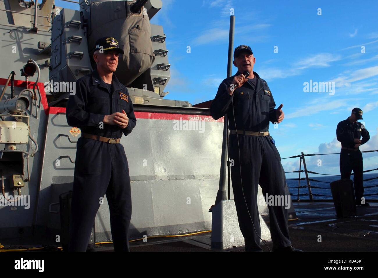 Atlantik (31. 26, 2016) Cmdr. Christopher J. Gilbertson von Minneapolis, kommandierender Offizier der geführten Anti-raketen-Zerstörer USS Mason (DDG87), rechts, stellt der Adm. Jim Malloy, Kommandeur der Carrier Strike Group 10, um die Crew während alles - Hände Anruf auf dem Achterdeck Raketen deck. Mason, eingesetzt als Teil der Eisenhower Carrier Strike Group, ist die Durchführung von naval Operations in den USA 6 Flotte Bereich der Maßnahmen zur Unterstützung der US-amerikanischen nationalen Sicherheitsinteressen in Europa. Stockfoto