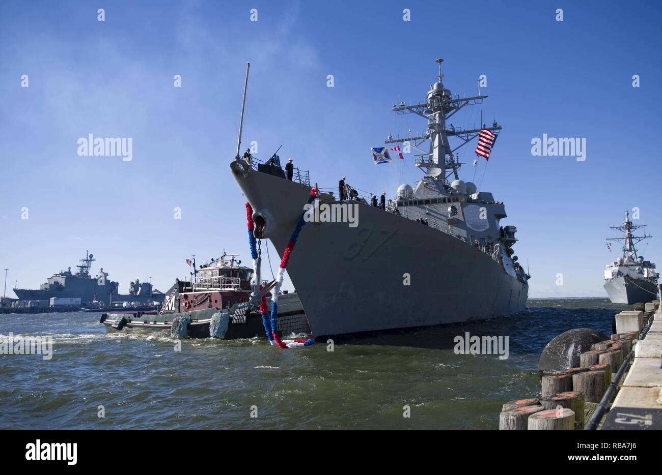 NORFOLK (31. 30, 2016) Die geführte Anti-raketen-Zerstörer USS Mason (DDG87), Teil der Eisenhower Carrier Strike Group (CSG), kehrt an der Naval Station Norfolk um HOMEPORT. Die Eisenhower CSG führte eine sieben Monate bekämpfung Bereitstellung in den USA am 5. und 6 Flotte Bereiche des Betriebes zur Unterstützung der Operation inhärenten Lösen, Maritime Security Operations und Theater Sicherheit Bemühungen um Zusammenarbeit. Stockfoto