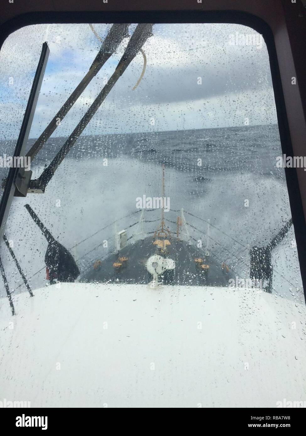 Die Suche geht weiter für ein Flugzeug mit drei Menschen an Bord ca. 17 Meilen nordöstlich von Ilio Punkt, Molokai, 31.12.2016. Mannschaften von der USCGC Dreizehenmöwe (WPB -87316) von Honolulu, einen HC-130 Hercules Flugzeug und MH-65 Dolphin helicopter aircrew von Coast Guard Air Station Herrenfriseure Punkt suchen. Stockfoto