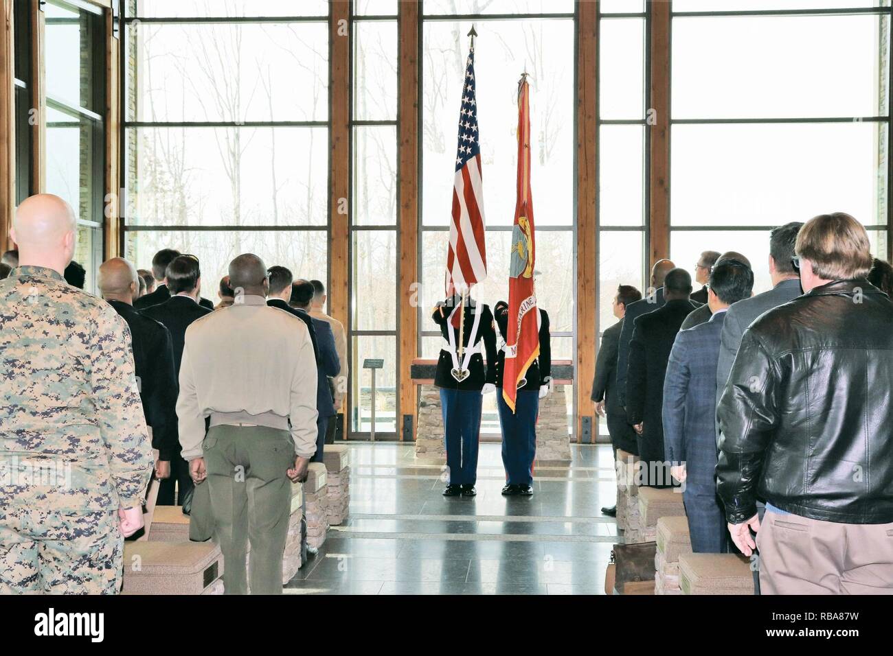 Marines aus der Marine Corps Base Quantico Color Guard präsentieren die Farben während der Ribbon Cutting für MSSA in Quantico auf Jan. 8, 2018. Stockfoto