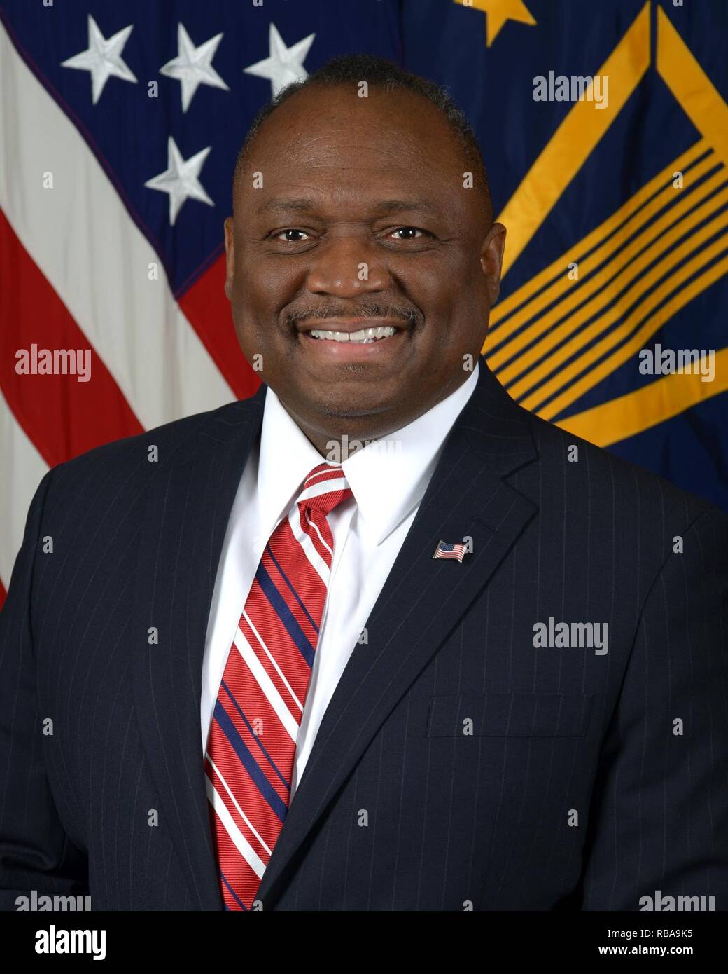 David Sanders, Direktor, Direktion Beschaffung, Washington Zentrale Dienstleistungen, Ministerium für Verteidigung, stellt für seine offizielle Portrait in der Armee portrait Studio in das Pentagon in Arlington, Virginia, Jan. 4, 2017. Stockfoto