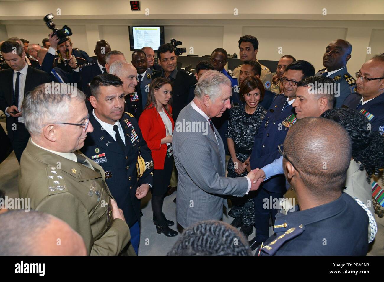 Seine Königliche Hoheit, Prinz Charles, Prinz von Wales, trifft Studenten aus Europa, Afrika, Italien und den USA, während eines Besuchs im Center of Excellence für Stabilität Polizei Units (CoESPU) Vicenza, Italien, April 1, 2017. Stockfoto