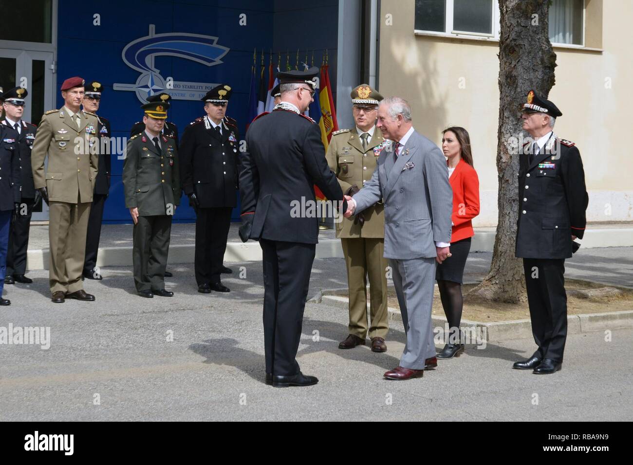 Seine Königliche Hoheit, Prinz Charles, Prinz von Wales, trifft das Personal der NATO Stabilität Polizei beim Besuch im Center of Excellence für Stabilität Polizei Units (CoESPU) Vicenza, Italien, April 1, 2017. Stockfoto