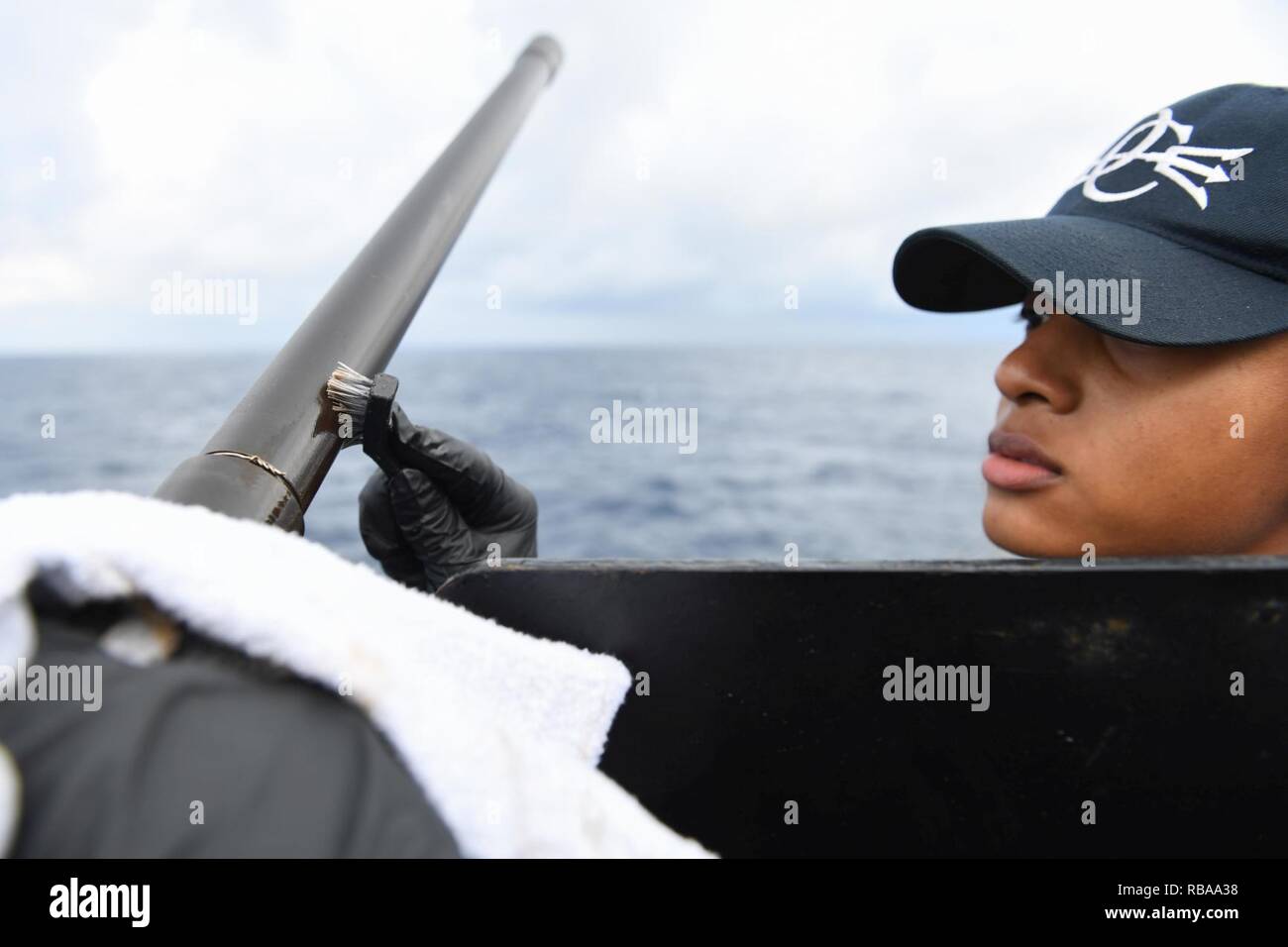 Mittelmeer (Jan. 5, 2017) - der Gunner Mate 2. Klasse Chelsea Ashley, von Westminster, Colorado, wendet das Schmiermittel auf eine .50 Kaliber Maschinengewehr an Bord der USS Donald Cook (DDG75), Jan. 5, 2017. Donald Cook, ein arleigh-burke Klasse geführte-missile Destroyer, Vorwärts - Rota, Spanien bereitgestellt werden, ist die Durchführung von naval Operations in den USA 6 Flotte Bereich der Maßnahmen zur Unterstützung der US-amerikanischen nationalen Sicherheitsinteressen in Europa und Afrika. Stockfoto