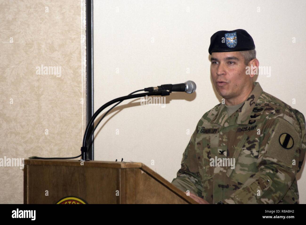 Kol. Fernando Guadalupe jr., der Kommandant der Leader Training Brigade, spricht während der Änderung der Befehl Zeremonie Jan. 6 Officers Club auf Post. Guadalupe ist eine Karriere aviation Offizier, ein leutnant an der Georgia State University in 1994 in Auftrag gegeben wurde. Stockfoto