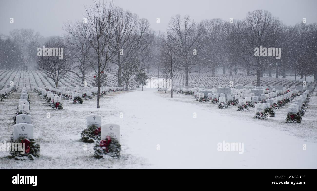 Schnee fällt in Abschnitt 60 von den nationalen Friedhof von Arlington, dem 7. Januar 2017 in Arlington, Virginia. Dies war der erste bedeutende Schneefälle der Saison. Stockfoto