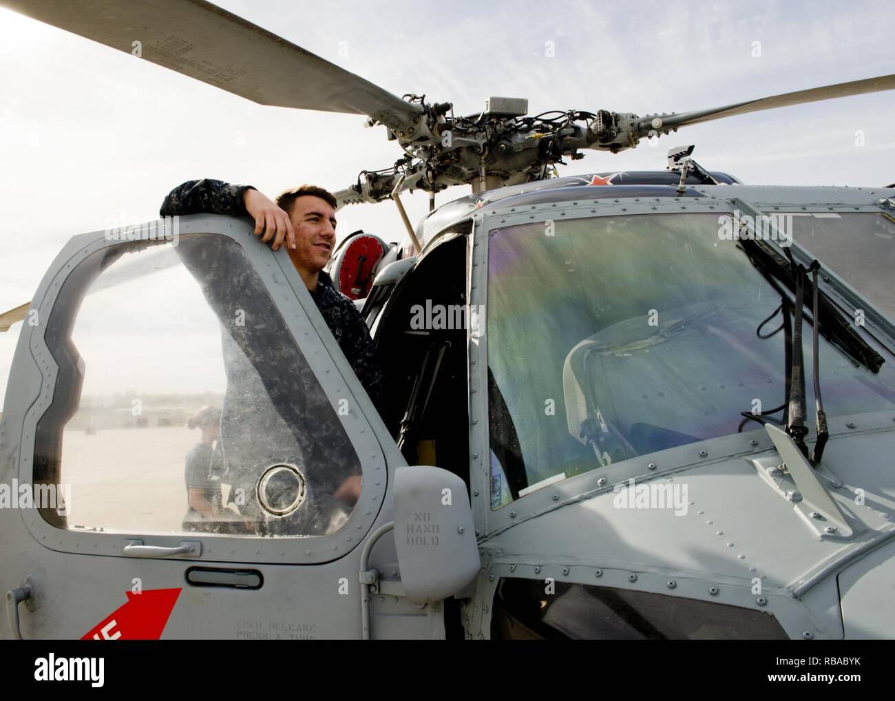 CORONADO, Kalifornien (Jan. 7, 2017) Aviation Electronics Technician 3. Klasse Ryan Baker wartet auf einen MH-60S Sea Hawk, die MERLINS von Hubschrauber Meer Combat Squadron (HSC) 3, Einschalten, bevor die Routine die prüft, zugeordnet. HSC-3 führt kontinuierlich Wartung und Routineprüfungen, um die Einsatzbereitschaft zu erhalten und die maritimen Ziele der US Navy. Stockfoto