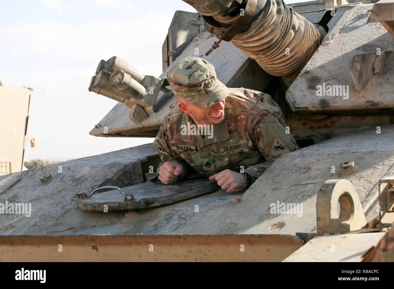 Staff Sgt. Camron Frazier, zu Alpha Company, 1st Battalion, 67th Panzer Regiment, 3. Brigade, 1st Armored Division, klettert aus dem Fahrer Luke von Jordan Streitkräfte - Arabische Armee Challenger Kampfpanzer Jan. 9, 2017 in Jordanien. Frazier war einer von mehreren Unteroffiziere aus 1 AD-Teil in einer gemeinsamen Übung mit den Mitgliedern der Jaf 3. Panzerdivision in Jordanien zu nehmen. Brig. Gen. Fakhri Khilifat, 3 AD kommandierender General, sagte, daß die Ausbildung erstellt und förderte eine gute Partnerschaft zwischen den Vereinigten Staaten und in Jordanien. Stockfoto
