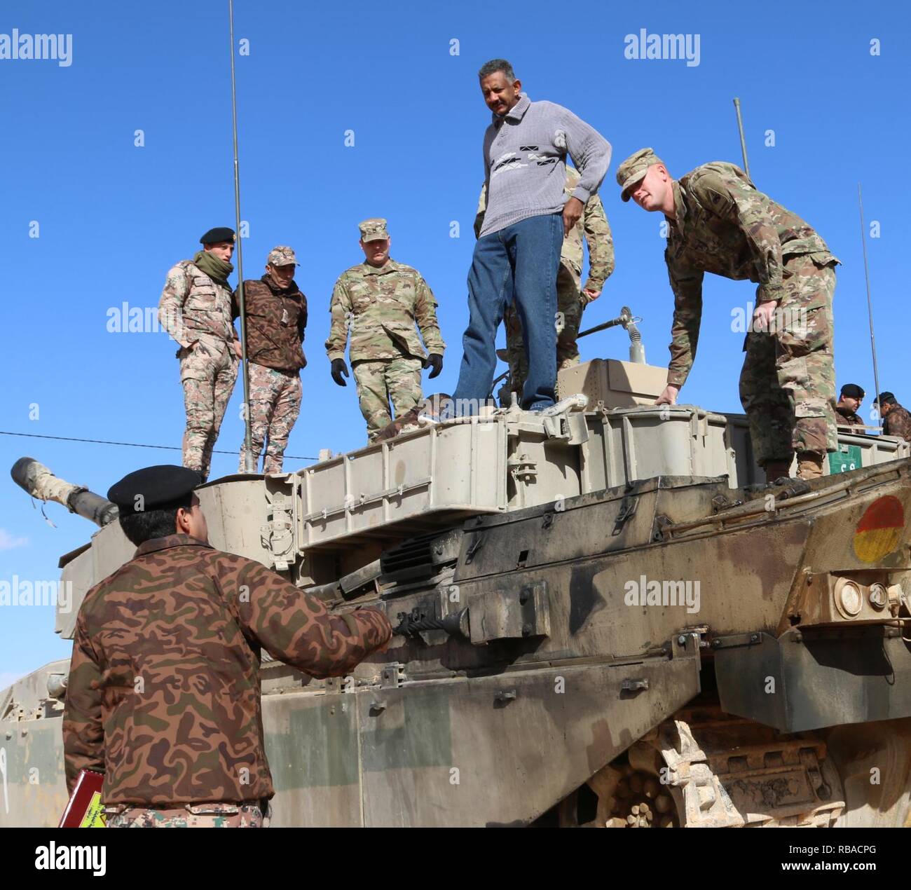 Sgt. Timothy Ingoldsby, zu Alpha Company, 1st Battalion, 67th Panzer Regiment, 3. Brigade der 1st Armored Division hört als Soldat ab 60. Armor Brigade, 3. Panzerdivision, Jordanien Streitkräfte - Arabische Armee erklärt den Motor Systeme der JAF Challenger tank. Ingoldsby nahmen an einer 15-tägigen Übung in Jordanien, die Unteroffiziere in der Jaf und US-Armee entwickelt zu planen und gepanzerte Operationen auf taktischer Ebene ausführen. Brig. Gen. Fakhri Khilifat, 3AD kommandierender General, sagte, daß seine Unteroffiziere große praktische Erfahrung auf dem Boden in der Afghanischen hatte Stockfoto