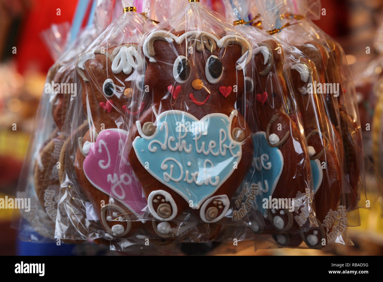 Traditionelle deutsche Lebkuchen (Lebkuchen) mit Puderzucker und die Inschrift "Ich liebe Dich" für den Verkauf auf dem Weihnachtsmarkt in Leipzig, Sachsen, Deutschland. Stockfoto