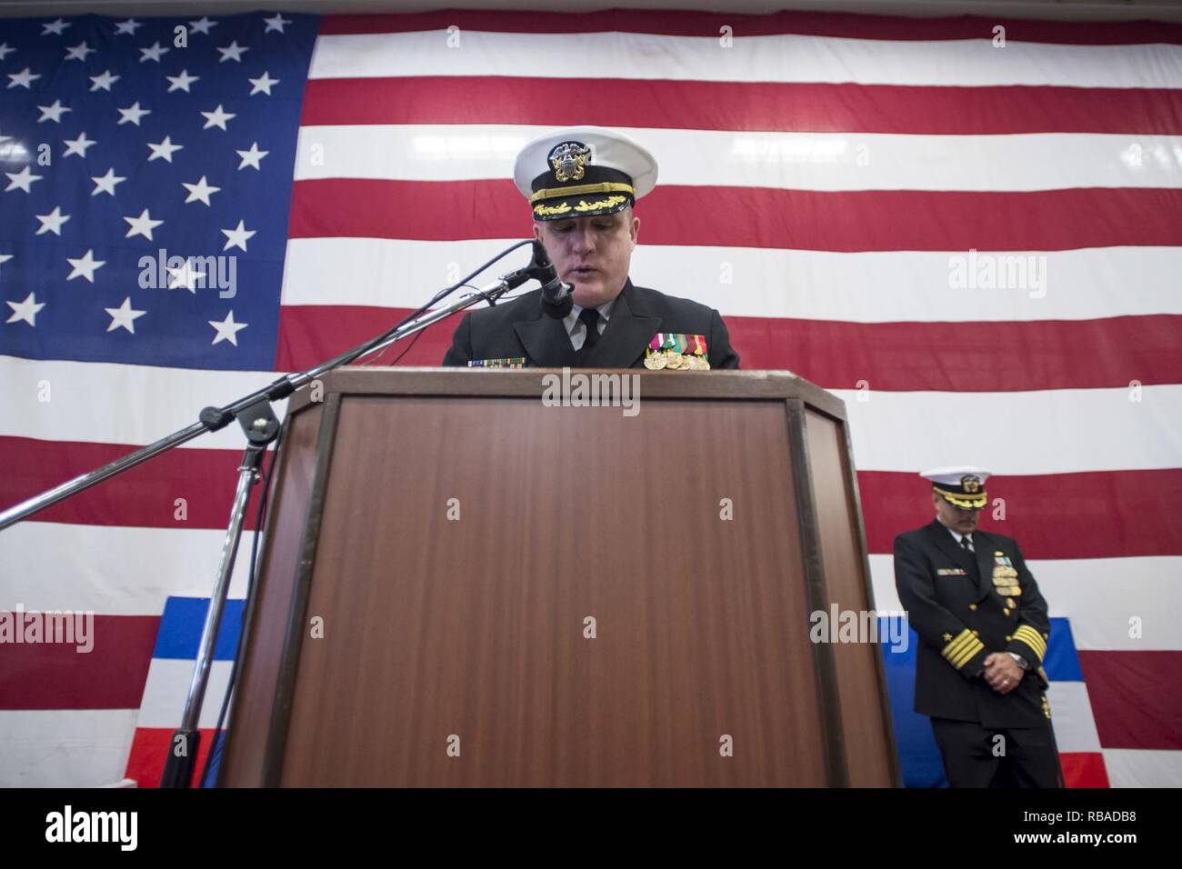 SASEBO, Japan (Jan. 9, 2017) Cmdr. Curtis Preis, Befehl Kaplan an Amphibious Assault ship USS BONHOMME RICHARD (LHD6) liefert den Segen während eines amphibischen Squadron (PHIBRON) 11 Ändern des Befehls Zeremonie. Bonhomme Richard, Vorwärts- und Sasebo, Japan bereitgestellt, das eine schnelle Reaktionsfähigkeit im Falle eines regionalen Kontingenz oder Naturkatastrophe zur Verfügung zu stellen. Stockfoto