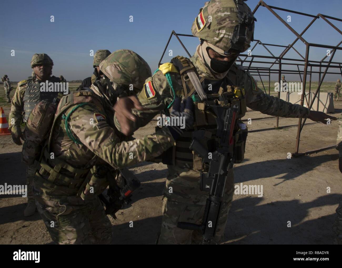 Ein irakischer Soldat führt eine körperliche Durchsuchung bei einem Checkpoint Training am Besmaya Bereich Komplexe, Irak, Dez. 16, 2018. Irakische Soldaten auf die ordnungsgemäße Verfahren geschult, um verdächtige suchen. Die Koalition arbeitet mit Partnern, die versprechen, das menschliche Leben und gehorcht dem Gesetz der bewaffneten Konflikt zu respektieren. Stockfoto