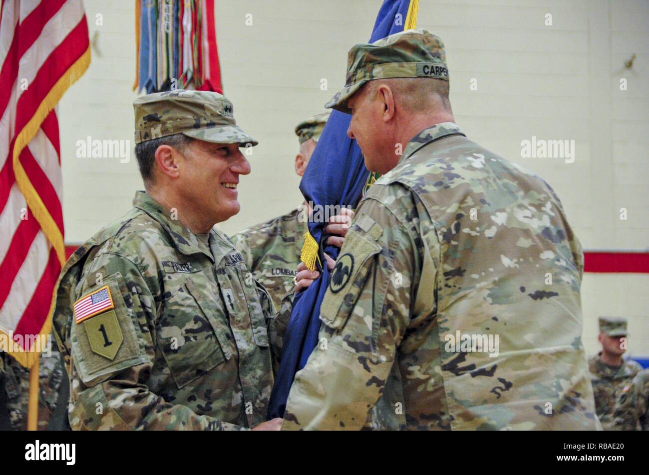 Generalmajor Scottie Zimmermann, stellvertretender Kommandierender General der US Army Reserve Command, übergibt die Farben zu Generalmajor Mark W. Palzer während der 99Th Bereitschaft Abteilung ändern des Befehls Zeremonie, Dez. 16 Doughboy Gym in Joint Base Mc Guire-Dix - Lakehurst, New Jersey. Als Kommandierender General des 99th DIV (R), Palzer ist zuständig für Verwaltung, Logistik und Anlagen mit mehr als 42.000 Soldaten der US-Army Reserve über eine Region Spanning 13 nordöstlichen Staaten unterstützen. Er dient auch als Senior Befehlshaber der Armee unterstützen Activity-Fort Dix und US-Militärstützpunkt Fort Devens T Stockfoto