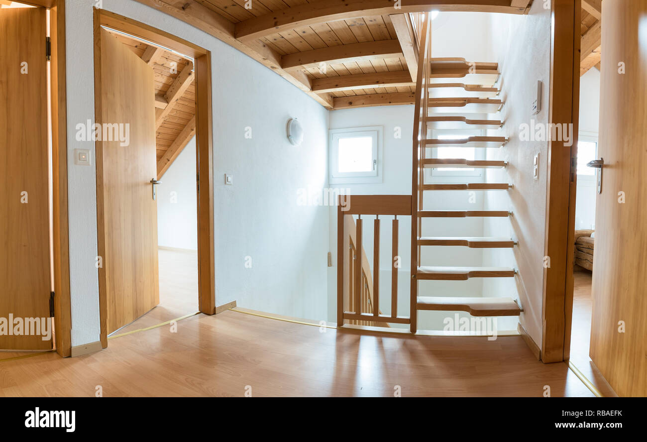 Treppe von Mehrstöckigen Wohnung leer und für den Umzug nach Sanierung und Renovierung Arbeit bereit Stockfoto