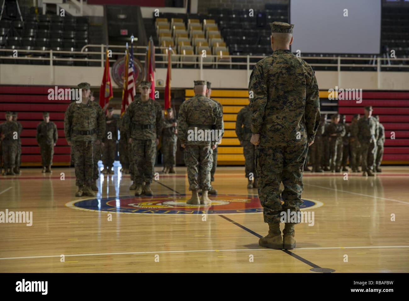 Us Marine Corps Oberst Scott A. Baldwin, die Ausrückenden, Commander, Marine Corps Installationen Osten - Marine Corps Base Camp Lejeune, nimmt seine Post während der Annahme des Befehls Zeremonie am Goettge Memorial Field House auf MCB Camp Lejeune, N.C., Dez. 18, 2018. Brig. Gen. Benjamin T. Watson formell angenommen, dass Behörden und Zuständigkeiten der MCIEAST-MCB Camp Lejeune, Kommandant Oberst Scott A. Baldwin. Stockfoto