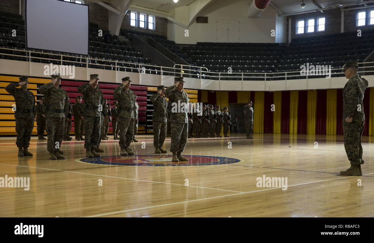 Us-Marines mit Marine Corps Installationen Osten - Marine Corps Base Camp Lejeune Personal, Salute Brig. Gen. Benjamin T. Watson im kommenden Kommandierender General, MCIEAST-MCB Camp Lejeune, während der Annahme des Befehls Zeremonie am Goettge Memorial Field House in Camp Lejeune, N.C., Dez. 18, 2018. Brig. Gen. Benjamin T. Watson formell angenommen, dass Behörden und Zuständigkeiten der MCIEAST-MCB Camp Lejeune, Kommandant Oberst Scott A. Baldwin. Stockfoto