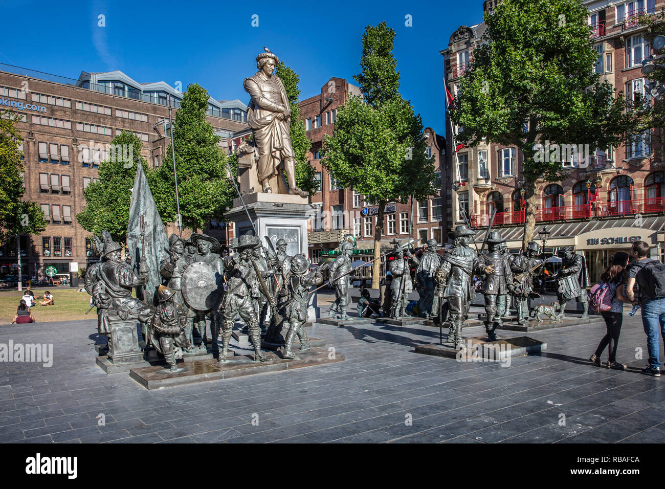 Die Niederlande, Amsterdam. Rembrandt Square. Statuen der Nachtwache Abbildung unter der Statue von Rembrandt. Stockfoto