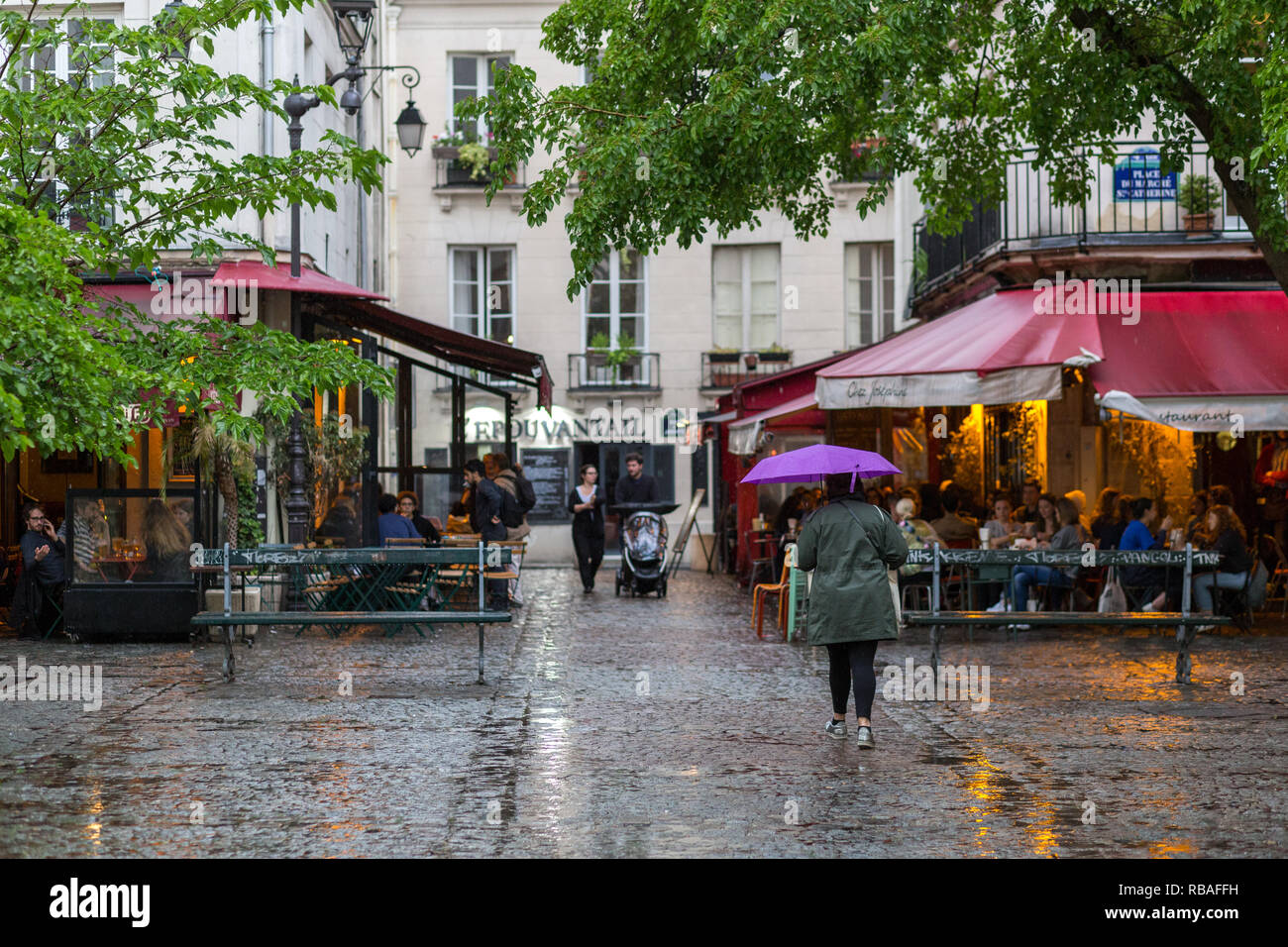 Straße In Paris An Einem Regnerischen Tag www.alamy.de