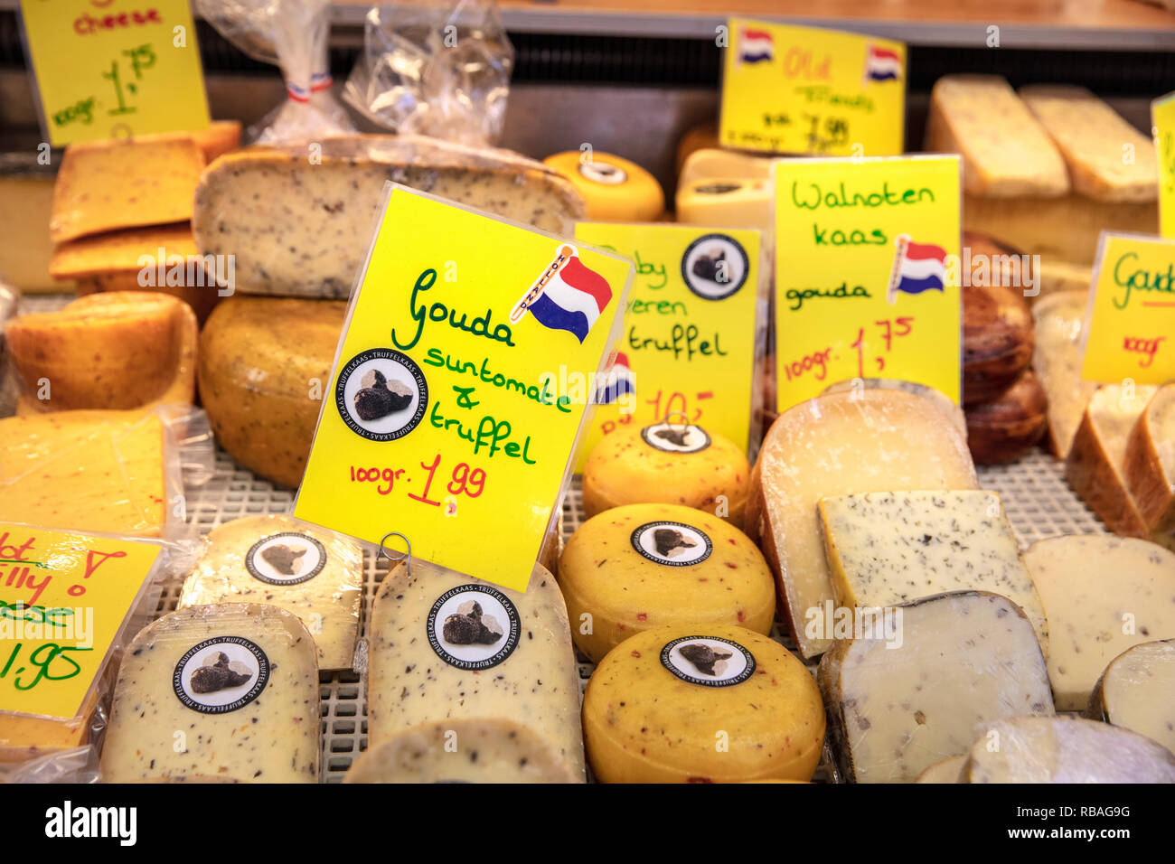 Die Niederlande, Amsterdam, Stadtteil De Pijp. Albert Cuyp Markt. Käse Marktstand. Stockfoto