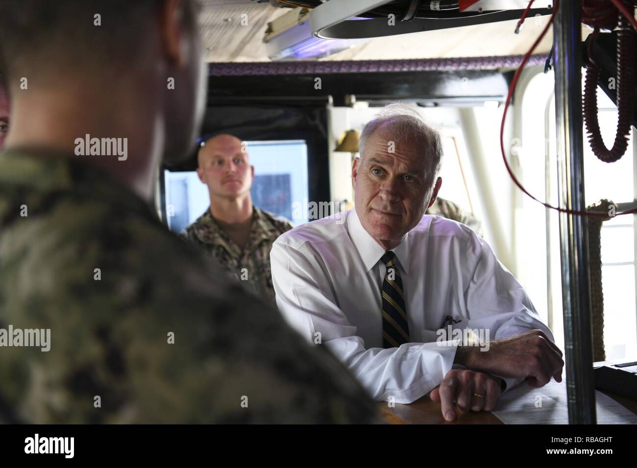 MANAMA, Bahrain (31. 19, 2018) der Sekretär der Marine Richard V. Spencer trifft sich mit Coastguardsmen am Naval Support Activity Bahrain. Die USA 5 Flotte Bereich Operations umfasst fast 2,5 Millionen Quadratkilometer Wasserfläche und beinhaltet den Persischen Golf, den Golf von Oman, das Rote Meer und Teile des Indischen Ozeans. Die Region besteht aus 20 Ländern und umfasst drei wichtige Punkte, die an der Straße von Hormuz, den Suezkanal und die Meerenge von Bab al-Mandeb an der südlichen Spitze von Jemen ersticken. Stockfoto