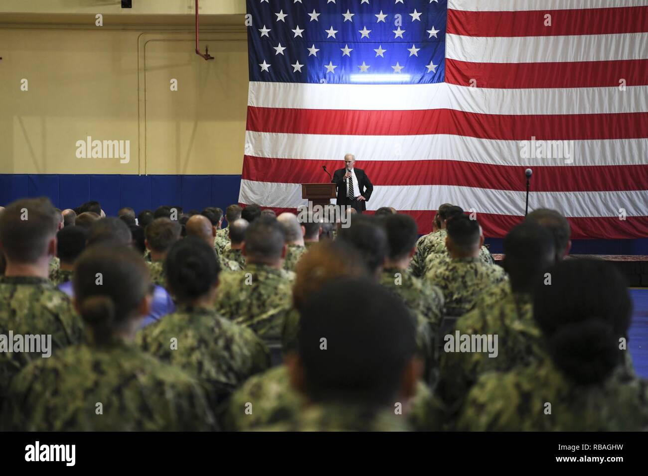 MANAMA, Bahrain (31. 19, 2018) der Sekretär der Marine Richard V. Spencer liefert Erläuterungen während alles - Hände Anruf mit Matrosen und Marines auf Naval Support Activity Bahrain. Die USA 5 Flotte Bereich Operations umfasst fast 2,5 Millionen Quadratkilometer Wasserfläche und beinhaltet den Persischen Golf, den Golf von Oman, das Rote Meer und Teile des Indischen Ozeans. Die Region besteht aus 20 Ländern und umfasst drei wichtige Punkte, die an der Straße von Hormuz, den Suezkanal und die Meerenge von Bab al-Mandeb an der südlichen Spitze von Jemen ersticken. Stockfoto