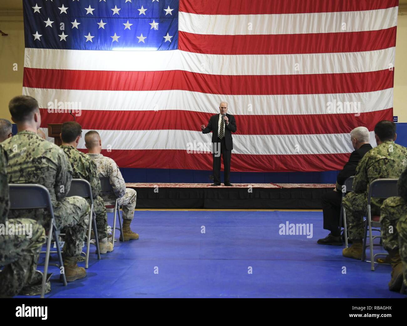 MANAMA, Bahrain (31. 19, 2018) der Sekretär der Marine Richard V. Spencer liefert Erläuterungen während alles - Hände Anruf mit Matrosen und Marines auf Naval Support Activity Bahrain. Die USA 5 Flotte Bereich Operations umfasst fast 2,5 Millionen Quadratkilometer Wasserfläche und beinhaltet den Persischen Golf, den Golf von Oman, das Rote Meer und Teile des Indischen Ozeans. Die Region besteht aus 20 Ländern und umfasst drei wichtige Punkte, die an der Straße von Hormuz, den Suezkanal und die Meerenge von Bab al-Mandeb an der südlichen Spitze von Jemen ersticken. Stockfoto