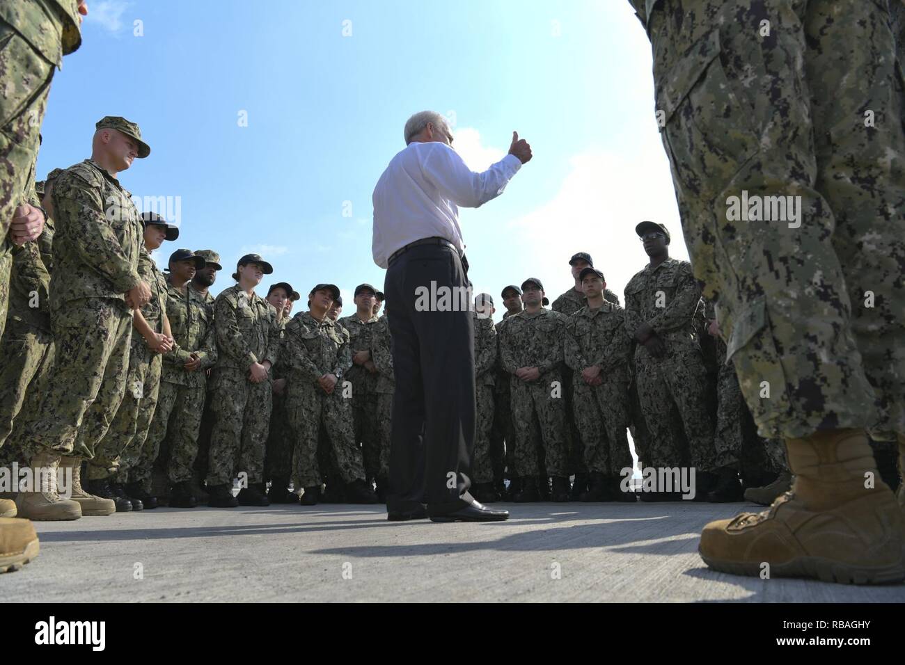MANAMA, Bahrain (31. 19, 2018) der Sekretär der Marine Richard V. Spencer spricht mit Segler auf Naval Support Activity Bahrain. Die USA 5 Flotte Bereich Operations umfasst fast 2,5 Millionen Quadratkilometer Wasserfläche und beinhaltet den Persischen Golf, den Golf von Oman, das Rote Meer und Teile des Indischen Ozeans. Die Region besteht aus 20 Ländern und umfasst drei wichtige Punkte, die an der Straße von Hormuz, den Suezkanal und die Meerenge von Bab al-Mandeb an der südlichen Spitze von Jemen ersticken. Stockfoto